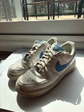 Nike Low-Top Sneakers in White with Light Blue Swoosh